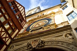 Большие часы Руана. Gros-Horloge. Руан (Rouen). Нормандия.