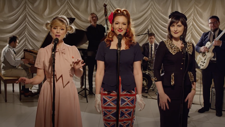 Spice Girls с популярной песней Wannabe, которую когда то пело популярнгое трио "Andrews Sisters".