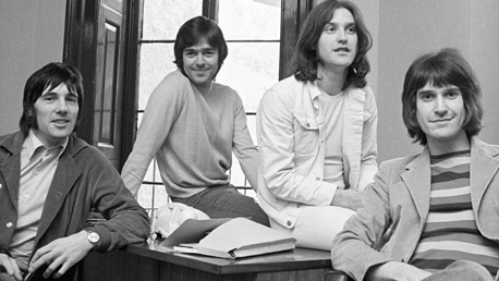 Классная британская группа The Kinks с песней Sunny Afternoon. Особое удовольствие ждет знающих английский.