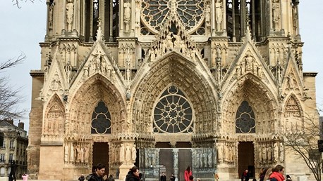 короткий рассказ о зарождении и основных принципах готической архитекруты. Первый готический собор был сооружен во Франции в результате перестройки церкви в Аббатстве  Saint Denis ее настоятелем Аббатом by Suger в XII веке.